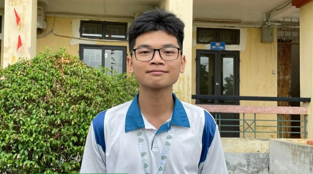 Lần thứ hai nhận học bổng Sao Khuê của chàng trai đầy nghị lực Trương Đình Tuyển - chuyên Hóa 24-27